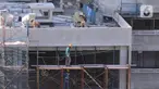 Pekerja tengah menyelesaika pembangunan gedung bertingkat di Jakarta, Kamis (3/9/2020). Menurut data dari BPJAMSOSTEK angka klaim kecelakaan kerja pada semester I 2020 yakni dari Januari sampai dengan Juni 2020 meningkat 128%. (Liputan6.com/Angga Yuniar)