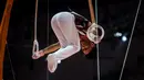 Pesenam putra Indonesia, Abiyu Raffi beraksi pada nomor gelang-gelang dalam Kejuaraan Dunia Gimnastik 2025 di Indonesia Arena, Senayan, Jakarta, Senin (20/10/2025). (Bola.com/Bagaskara Lazuardi)