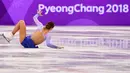 Pemain skating  wanita dari Jerman Nicole Schott terjatuh saat tampil pada Olimpiade Musim Dingin 2018 Pyeongchang di Gangneung, Korea Selatan, Senin (12/2). Olimpiade Musim Dingin digelar dari 9 hingga 25 Februari mendatang. (Mladen ANTONOV/AFP)
