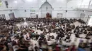 Mereka membaca Al-Quran dengan formasi melingkar yang menjadi bagian dari rutinitas selama bulan suci Ramadan. Tampak dalam foto, para siswa atau santri berjalan keluar dari masjid setelah shalat Zuhur selama bulan suci Ramadan 1447 Hijriah di Pondok Pesantren Ar-Raudlatul Hasanah di Medan, Sumatera Utara, Sabtu 21 Februari 2026. (AP Photo/Binsar Bakkara)