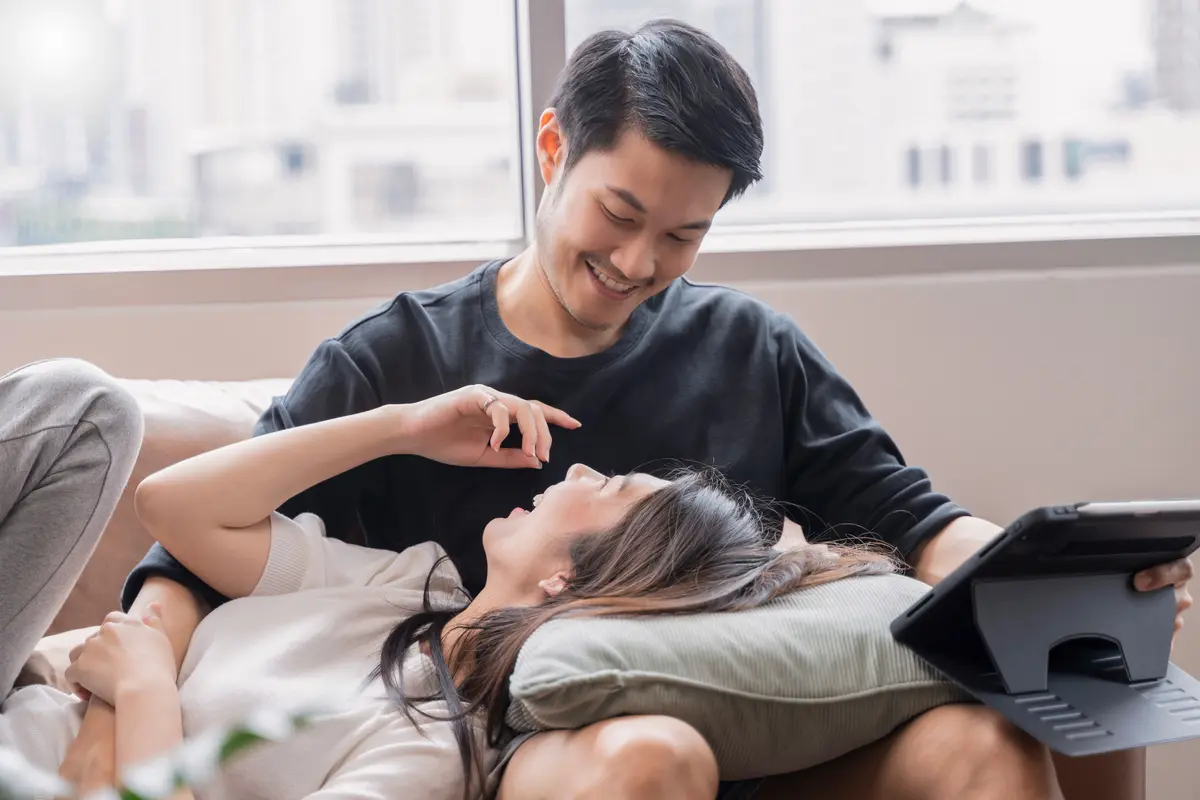 perempuan dan pasangan berdua di sofa