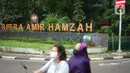Pengendara melintasi Ruang Publik Terpadu Ramah Anak (RPTRA) Amir Hamzah yang ditutup di kawasan Menteng, Jakarta, Selasa (21/4/2020). Pemerintah Provinsi (Pemprov) DKI Jakarta menutup RPTRA di masa penerapan Pembatasan Sosial Berskala Besar (PSBB). (Liputan6.com/Immanuel Antonius)