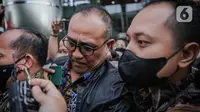 Mantan pejabat Ditjen Pajak Kementerian Keuangan (Kemenkeu) Rafael Alun Trisambodo yang juga ayah Mario Dandy tersenyum usai menjalani pemeriksaan di Gedung Komisi Pemberantasan Korupsi (KPK), Jakarta, Rabu (1/3/2023). Sebelumnya, masyarakat menyoroti harta kekayaan Rafael Alun Trisambodo setelah anaknya, Mario Dandy Satrio melakukan penganiayaan terhadap anak pengurus GP Ansor. (Liputan6.com/Faizal Fanani)