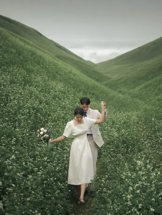 Segera menikah, Rachell dan Park Yong Gwang melalukan sesi prewedding di pegunungan dekat Daejeon, Korea Selatan. [Twitter/@rachellyahya]