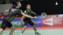 Pebulutangkis Indonesia, Hafiz Faizal / Gloria Widjaja, berusaha mengembalikan kok saat melawan pasangan Malaysia pada Indonesia Masters 2019 di Istora Senayan, Jakarta, Selasa (22/1). Hafiz / Gloria lolos ke babak kedua. (Bola.com/M. Iqbal Ichsan)