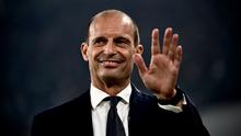 Pelatih Juventus, Massimiliano Allegri melambaikan tangan sebelum pertandingan Liga Italia 2022/2023 antara Juventus melawan Sassuolo di stadion Juventus, Turin pada 15 Agustus 2022. Allegri tercatat menjadi salah satu pelatih paling boros di bursa transfer, yaitu 1,08 miliar Euro. Pada periode pertamanya di Juventus, Allegri mendapat kucuran dana besar. Dia bisa merekrut Cristiano Ronaldo seharga 117 juta euro dan Gonzalo Higuain senilai 90 juta euro. Allegri juga mengeluarkan banyak uang saat bekerja di AC Milan. Pembelian termahalnya di San Siro adalah Zlatan Ibrahimovic pada 2011 seharga 24 juta euro. (AFP/Marco Bertorello)