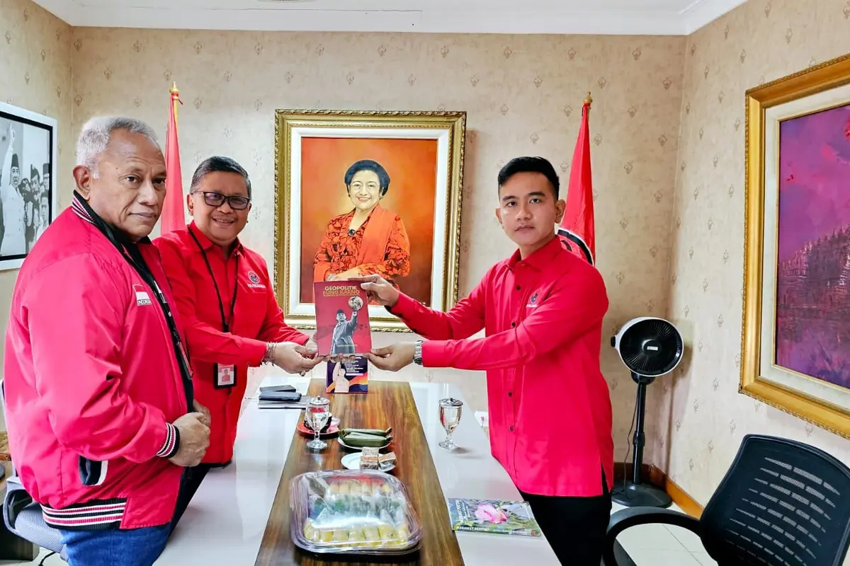 Sekjen PDIP Hasto Kristiyanto memberikan dua buku kepada Wali Kota Solo Gibran Rakabuming Raka di sela-sela pemanggilannya di kantor DPP PDIP, Selasa (22/5/2023)