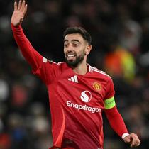Gelandang Manchester United asal Portugal #08, Bruno Fernandes, memberi isyarat selama pertandingan Fase&nbsp;Europa League&nbsp;UEFA antara Manchester United dan Bodoe/Glimt di stadion Old Trafford di Manchester, Inggris barat laut, Jumat dini hari WIB (29/11/2024). (Oli SCARFF/AFP)