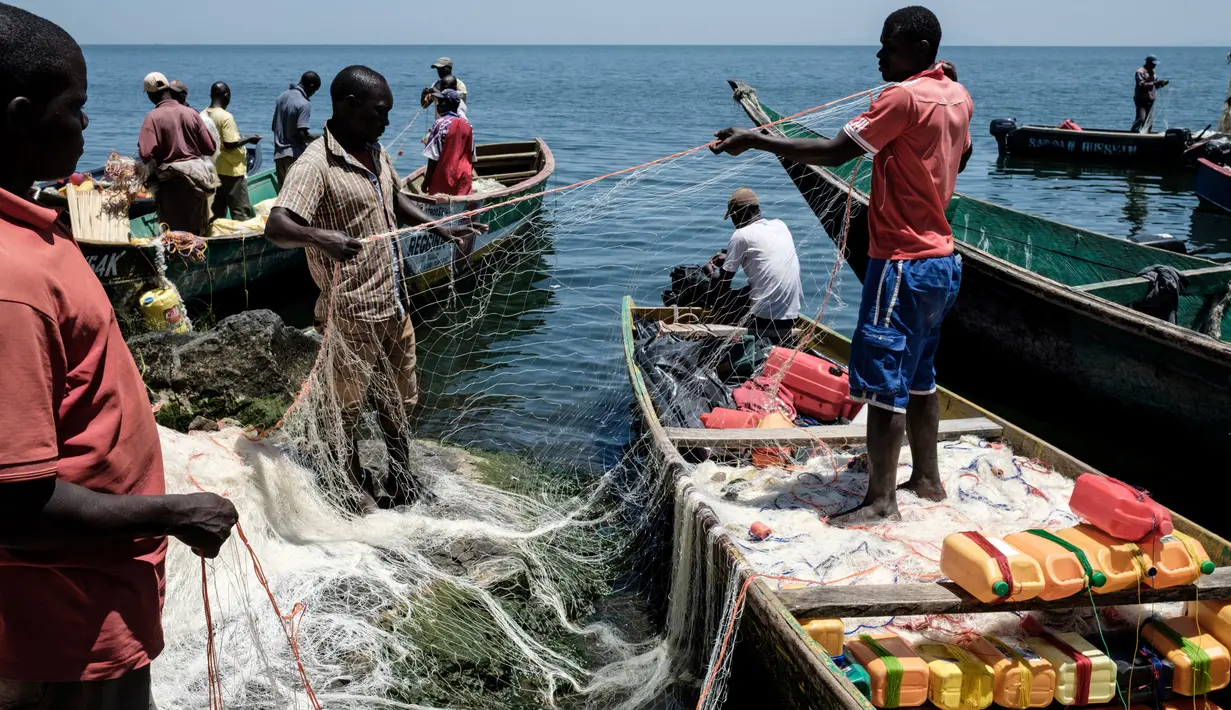 Gambar 5 Oktober 2018, menunjukkan nelayan menyiapkan jaring mereka di pulau Migingo, Danau Victoria. Sebagian besar penduduk di pulau yang tidak ditampilkan di beberapa peta ini bermata pencaharian sebagai nelayan dan pedagang ikan. (Yasuyoshi CHIBA/AFP)