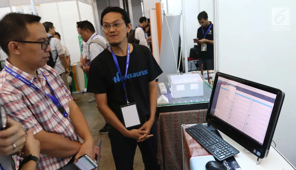 Pengunjung melihat pameran startup pada Global Mobile Internet Conference (GMIC) Indonesia di ICE BSD, Tangsel, Selasa (26/9). Acara ini diikuti 1.500 eksekutif industri mobile, pengusaha, developer dan investor seluruh dunia. (Liputan6.com/Angga Yuniar)