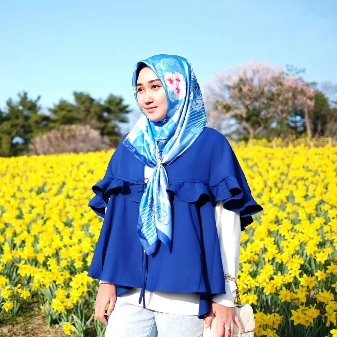 Pakai hijab motif ramai supaya penampilan makin cantik dan fresh. (sumber foto: @dianpelangi/instagram)
