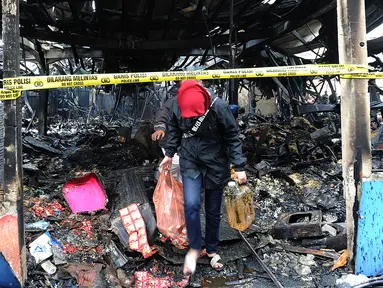 Pedagang mencari sisa barang dagangan usai kebakaran melanda Pasar Blok A Kebayoran Baru, Jakarta Selatan, Rabu (6/3). Diperkirakan sebanyak 414 unit kios hangus terbakar. (merdeka.com/Arie Basuki)