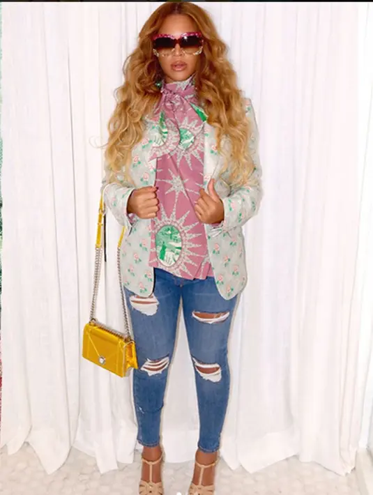 Melansir Ace Showbiz, spekulasi timbul setelah Beyonce mengunggah foto terbarunya di masa kehamilannya ini. Dalam foto itu perut Beyonce tidak terlihat buncit, dan diduga Beyonce telah melahirkan anak kembarnya. (Instagram/Beyonce)