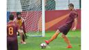 Edin Dzeko saat mencetak gol ke gawang AC Pinzolo pada laga uji coba di Pinzolo, Italia (13/7/2016). AS Roma menang 16-0. (Bola.com/asroma.com)