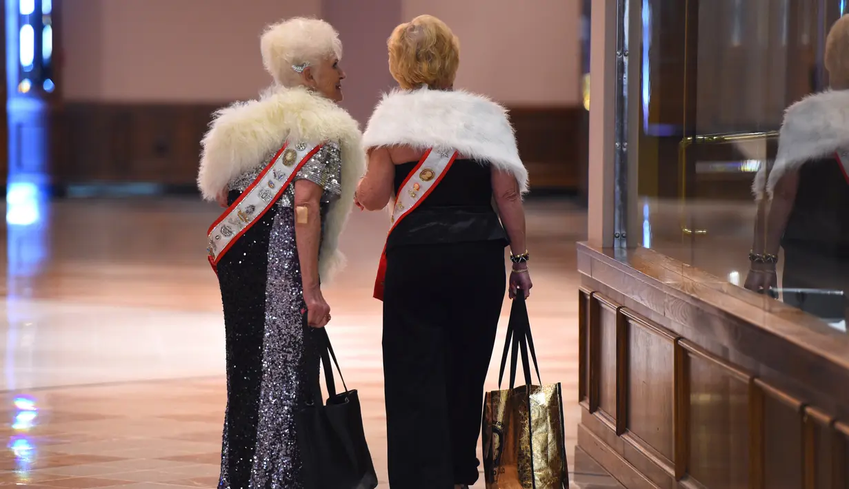 Dua wanita kontestan berjalan dilorong sebelum mengikuti putaran final Miss Senior America 2017 di Atlantic City, New Jersey (19/10). Syarat untuk mengikuti kontes ini harus berusia 60 tahun ke atas. (AFP Photo/Timothy A. Clary)