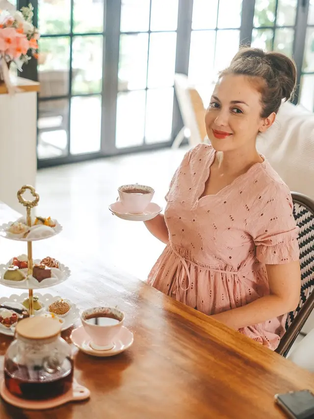 Hamil 7 Bulan, Ini 7 Potret Terbaru Rianti Cartwright Pamer Baby Bump