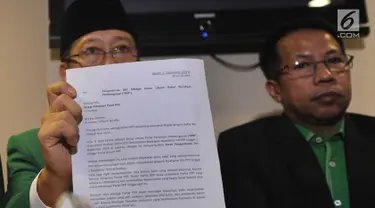 Wakil Ketua Umum PPP Muktamar Jakarta Humphrey Djemat (kiri) didampingi pengurus DPP PPP Muktamar menujukkan surat pengunduran diri Ketua Umum Djan Faridz saat konpers di Jakarta, Senin (30/7). (Merdeka.com/Arie Basuki)