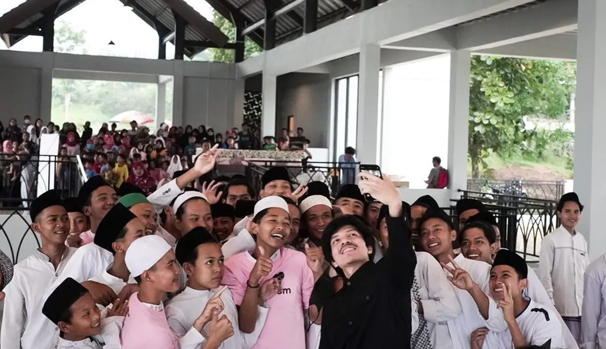 Ia juga tak melewatkan berkumpul dengan para santri yang ada di pesantren tersebut. Bahkan, ayah satu anak ini juga terlihat santai saat berfoto bersama para santri. (Liputan6.com/IG/@attahalilintar)