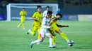 Pemain Timnas Indonesia U-17, Keanu Senjaya, berusaha melewati pemain Malaysia pada laga kedua Grup A Piala AFF U-17 2026 di Stadion Gelora Joko Samudro, Gresik, Jawa Timur, Kamis (16/4/2026) malam. (Bola.com/M Iqbal Ichsan)