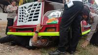 Polisi Lalulintas Periksa Odong-odong Yang Di Tabrak Kereta. (Rabu, 27/07/2022). (Yandhi Deslatama/Liputan6.com).