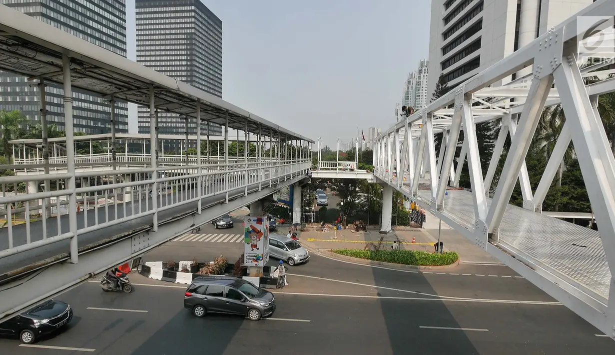 Pengendara melintas di bawah Jembatan Penyebrangan Orang (JPO) Dukuh Atas, Jakarta, Rabu (3/10). Rencananya Pemprov DKI Jakarta akan merelokasi JPO Dukuh Atas namun belum dapat dipastikan kapan dilaksanakan. (Liputan6.com/Herman Zakharia)