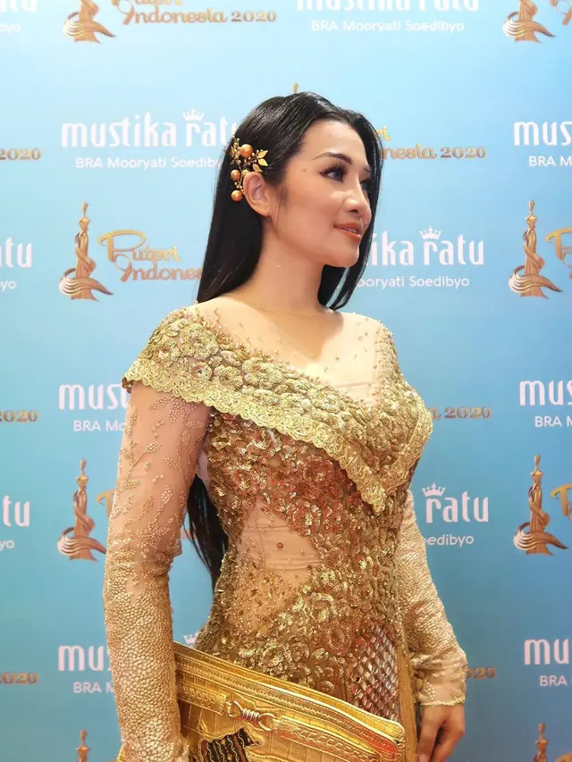 7 Gaya Fitri Carlina saat Pakai Kebaya, Tampil Menawan