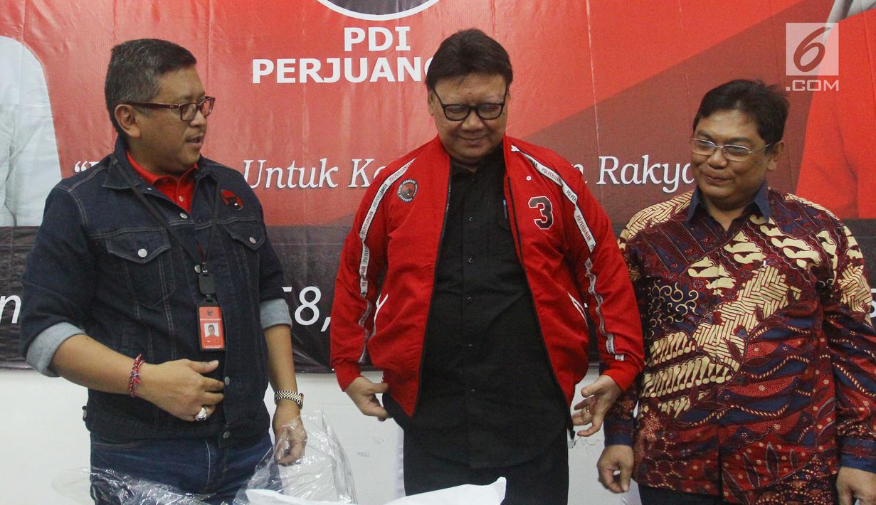 Mendagri Tjahjo Kumolo (tengah) bersama Sekjen PDIP Hasto Kristiyanto usai memberi keterangan terkait persiapan HUT ke-46 PDIP, Jakarta, Kamis (3/1). HUT PDIP akan dilaksanakan berbarengan dengan Rakornas 10 Januari. (Liputan6.com/Helmi Fithriansyah)