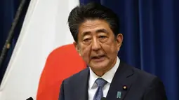 Perdana Menteri Jepang Shinzo Abe berbicara dalam konferensi pers di Kediaman Resmi Perdana Menteri, Tokyo, Jepang, Jumat (28/8/2020). Shinzo Abe pada 28 Agustus 2020 mengumumkan bahwa dia mengundurkan diri sebagai Perdana Menteri Jepang karena masalah kesehatan. (Franck ROBICHON/POOL/AFP)