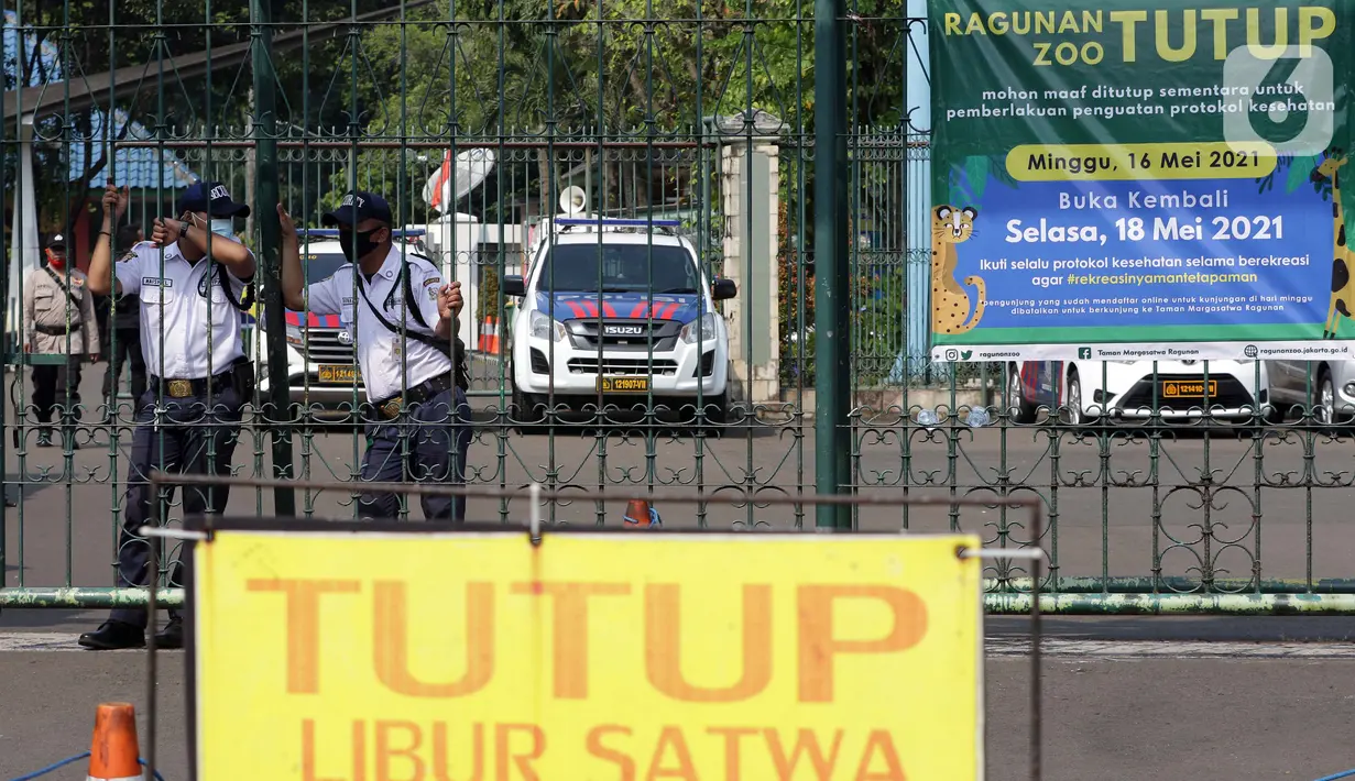Petugas keamanan berjaga di gerbang masuk kawasan wisata Kebun Binatang Ragunan, Jakarta, Minggu (16/5/2021). Sejumlah kawasan wisata di DKI Jakarta ditutup sementara untuk umum hingga 18 Mei 2021 untuk pemberlakukan penguatan protokol kesehatan COVID-19. (Liputan6.com/Helmi Fithriansyah)