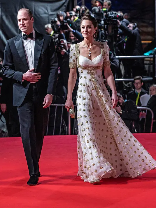Pangeran William dan istrinya, Kate Middleton menghadiri acara BAFTA 2020 di Royal Albert Hall London pada 2 Februari 2020. Gaun yang dikenakan Kate Middleton ini sebelumnya pernah digunakan saat makan malam kenegaraan di Malaysia pada 2012. (Jeff Gilbert/POOL/AFP)