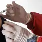 Petugas kesehatan dari Puskesmas Kecamatan Matraman melakukan vaksinasi COVID-19 di SD Negeri 25 Utan Kayu Selatan, Matraman, Jakarta Timur, Rabu (23/3/2022). Vaksin yang digunakan adalah vaksin AstraZeneca untuk dosis pertama, kedua, dan ketiga (booster). (Liputan6.com/Herman Zakharia)