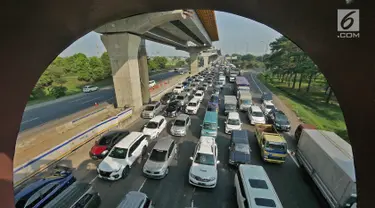 Kendaraan melintas di KM 28 Tol Jakarta - Cikampek, Jawa Barat, Kamis (30/5/2019). Contraflow di Jalan Tol Jakarta-Cikampek mulai berlaku, arus mudik di tol tersebut mengalami kepadatan pada H-6 lebaran dari KM 16. (Liputan6.com/Herman Zakharia)