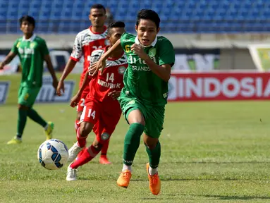 Pemain Persebaya United, Evan Dimas mengejar bola saat laga Piala Presiden melawan Martapura FC di Stadion Si Jalak Harupat, Bandung, Rabu (2/9/2015). Pertandingan berakhir imbang 0-0.(Bola.com/Peksi Cahyo)