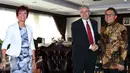 Ketua MPR Zulkifli Hasan (kanan) bersalaman dengan Ketua Senat Swiss Claude Heche saat kunjungannya ke Kompleks Parlemen Senayan, Jakarta, (18/11/2015). Pertemuan membahas hubungan antara Indonesia-Swiss.(Liputan6.com/JohanTallo)