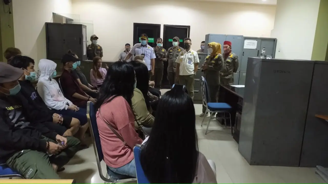 Pasangan diduga mesum di Depok diamankan Satpol PP