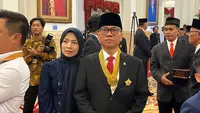 Wakil Ketua MPR RI Yandri Susanto menerima penganugerahan Tanda Kehormatan Bintang Jasa Utama dari Presiden Jokowi. (Liputan6.com/Lizsa Egeham)