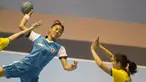 Pebola tangan putri Indonesia, Adtristi Bintang Az-Zahra, berusaha memasukan bola ke gawang Filipina pada International Handball Federation Trophy 2016 di Jakarta, Sabtu (5/3/2016). Indonesia menang 26-3 atas Filipina. (Bola.com/Vitalis Yogi Trisna)