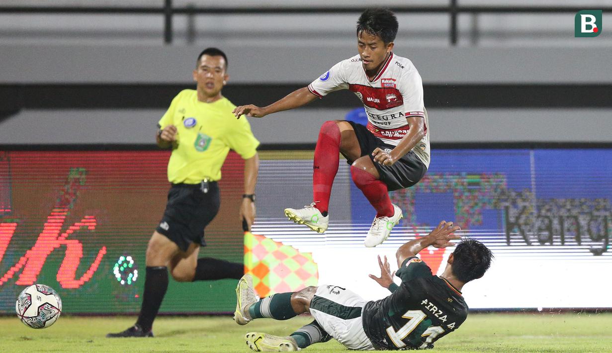 Hingga menit ke-60, Madura United masih belum berhasil mencetak gol. Laskar Sape Kerrab kali ini terlihat kesulitan menembus kotak penalti Persikabo. (Bola.com/M Iqbal Ichsan)