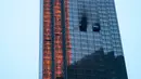 Kerusakan akibat kebakaran terlihat di Trump Tower, New York, Amerika Serikat, Sabtu (7/4). Selain menewaskan seorang penghuni, empat petugas pemadam kebakaran juga terluka dalam insiden tersebut. (AP Photo/Craig Ruttle)