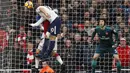 Striker Tottenham, Harry Kane, melepas sundulan ke gawang Arsenal yang dijaga Petr Cech pada laga Premier League di Stadion Emirates, London, Sabtu (18/11/2017). Arsenal menang 2-0 atas Tottenham. (AP/Kirsty Wigglesworth)
