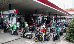 Sejumlah kendaraan mengantri di SPBU kawasan Kuningan, Jakarta, Sabtu (3/9/2022). Pemerintah akhirnya menaikan harga BBM bersubsidi, Adapun harga BBM yang mengalami kenaikan yaitu Pertalite menjadi Rp 10.000 per liter, harga solar menjadi Rp 6.800 per liter dan Pertamax menjadi Rp 14.500 per liter. (Liputan6.com/Faizal Fanani)