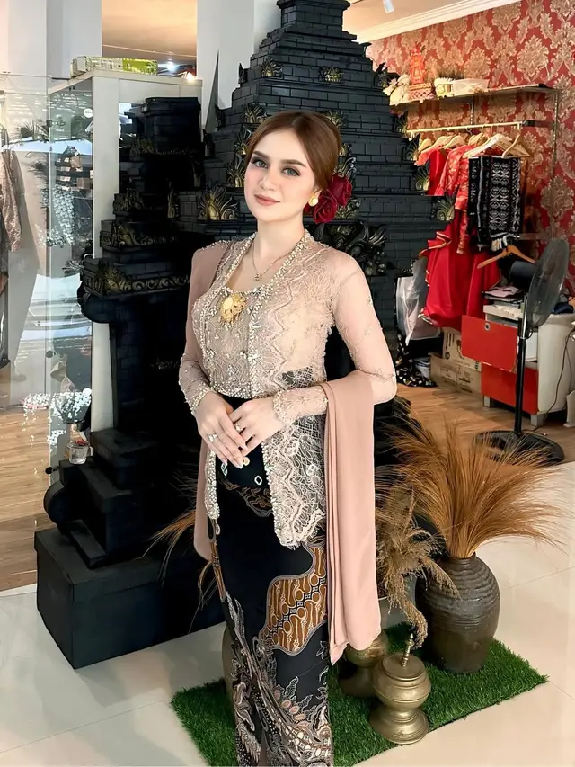 Viral Usai Rusak Mobil Pedangdut Irenne Ghea, Klub Motor CB Nganjuk Akhirnya Minta Maaf (credit: instagram/irenneghea__reall).