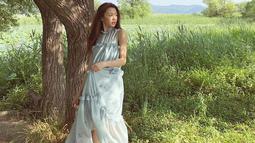 Seperti saat ia mengenakan gaun satin berwarna blue powder ini. Berlatar belakang alam, penampilan feminin Go Yoon Jung ini sukses membuat dirinya dipuji bak putri dari negeri dongeng. (Liputan6.com/IG/@goyounjung)