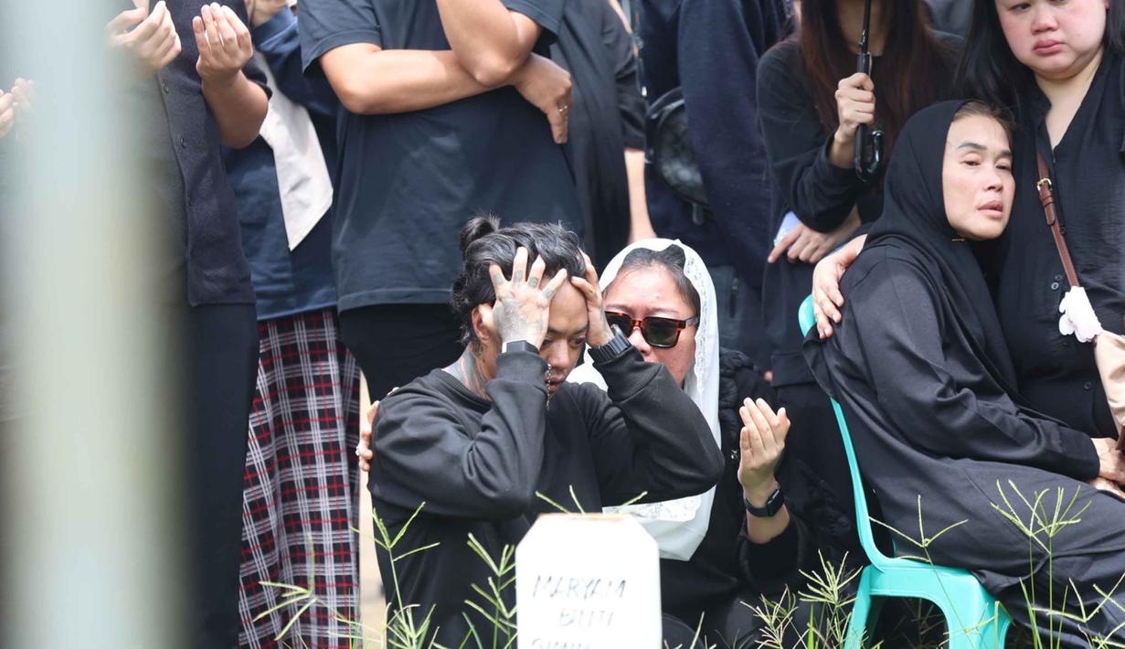 Kekasih Lula Lahfah, Reza Oktovian atau lebih dikenal dengan panggilan Reza Arap terlihat berusaha tegar mengantarkan jenazah salah satu orang yang dikasihinya sampai peristirahatan terakhir. Tampak dalam foto, Reza Oktovian atau lebih dikenal dengan panggilan Reza Arap bersama sejumlah kerabat dan sahabat saat menyaksikan pemakaman Lula Lahfah, di Tempat Pemakaman Umum (TPU) Rawa Terate, Cakung, Jakarta Timur, pada Sabtu (24/1/2026). (Kapanlagi.com/Budy Santoso)