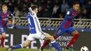 Aksi Neymar Jr. (kanan) menggiring bola melewati hadangan pemain Real Sociedad, Asier Illarramendi pada laga prempat final Copa Del Rey di Anoeta stadium, San Sebastian,  Kamis (19/1/2017). Barcelona menang tipis 1-0. (EPA/Javier Etxezarreta)