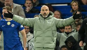 Pelatih kepala Chelsea asal Italia, Enzo Maresca, memberi isyarat di pinggir lapangan selama pertandingan Premier League antara Chelsea dan Arsenal di Stamford Bridge, London, pada 30 November 2025. (JUSTIN TALLIS / AFP)