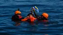 Anggota Badan Pencarian dan Pertolongan Nasional (Basarnas) menyelamatkan seorang relawan saat latihan bersama di perairan lepas pantai Banda Aceh pada 31 Agustus 2024. (CHAIDEER MAHYUDDIN/AFP)