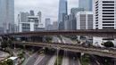 <p>Foto udara memperlihatkan jalanan yang biasanya ramai di Jakarta pada 1 Mei 2022, setelah masyarakat kembali ke kampung halaman untuk merayakan Idul Fitri yang menandai berakhirnya bulan suci Ramadhan. (AFP/Bay Ismoyo)</p>