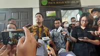 Direktur Eksekutif ICJR, Erasmus Napitupulu menyerahkan amicus curiae (sahabat pengadilan) kepada majelis hakim PN Jaksel yang menangani kasus Brigadir J. ICJR berharap Richard Eliezer alias Bharada E mendapat hukuman ringan. (Liputan6.com/Ady Anugrahadi)