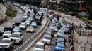 Jalan Sudirman arah Blok M mengalami penyempitan arus lalu lintas, Jakarta, Selasa (17/6/14). (Liputan6.com/Faizal Fanani)